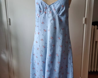 Jolie Combinaison Fond de Robe Années 1940s en Rayonne Bleu Ciel à Fleurettes - Taille M