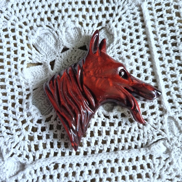 Magnifique Broche Française Années 1940s en Galalithe Marbrée, Grande Tête de Chien Bordeaux