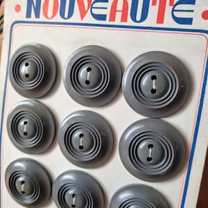 Mercerie Ancienne - Gros Boutons Années 1940s en Bois Peint sur Carte d'origine, Gris, Stock Français