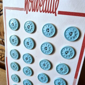 Mercerie Ancienne - Ravissants Boutons Années 1940s en Polymère Bleu Turquoise ou Céladon, sur Carte d'origine, Stock Français