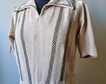 Magnifique Robe Chemisier Années 1940s en Maille Beige, Broderies Vert et Rouge, Vintage Français - Taille 38-40