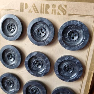Mercerie Ancienne - Superbes Gros Boutons Années 1940s en Polymère Marbré Gris, sur Carte d'origine, Stock Français