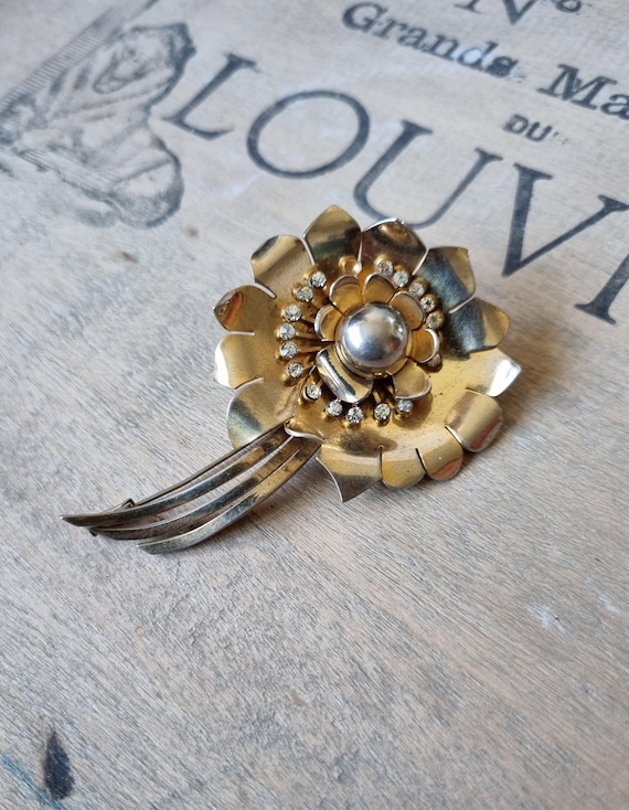 Broche Vintage 1940 – Brouette Fleurie En Laiton Estampé Et Strass Rouge – Unique