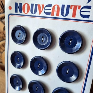 Mercerie Ancienne - Jolis Boutons Années 1940s en Bois Peint, Bleu Marine, sur Carte d'origine, Stock Français