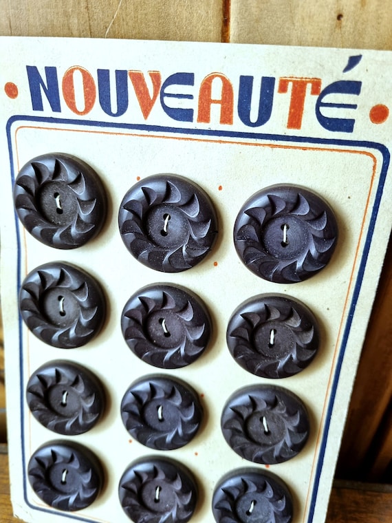 BOUTONS EN BOIS ROUGE ET CARAMEL SUR CARTE - MERCERIE ANCIENNE - OCCASION