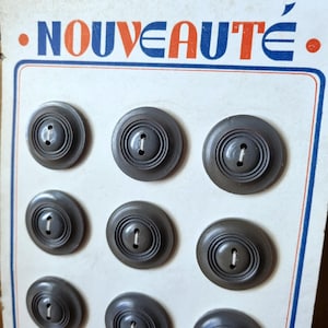 Mercerie Ancienne - Beaux Boutons Années 1940s en Bois Peint sur Carte d'origine, Gris, Stock Français