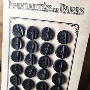 Mercerie Ancienne - Ravissants Petits Boutons Années 1930s 1940s en Polymère Noir, sur Carte D'origine, Stock Français