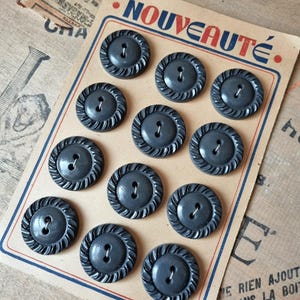 Mercerie Ancienne - Beaux Boutons Années 1940s en Bois Peint, Plasticobuis Gris Foncé, Stock Français
