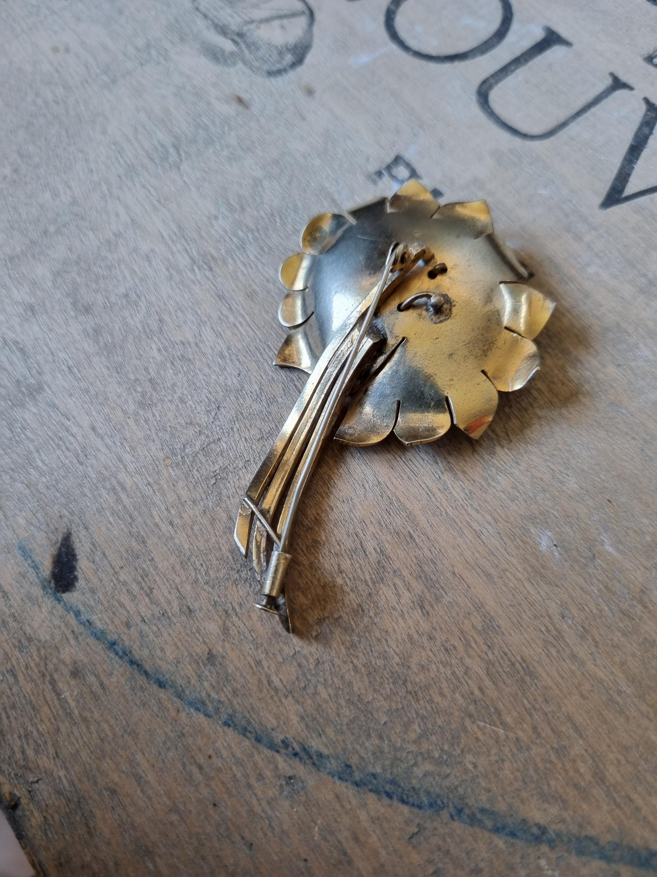 Broche Vintage Années 30 - Fleur En Perles Piquées Sur Laiton Et Strass - Occasion