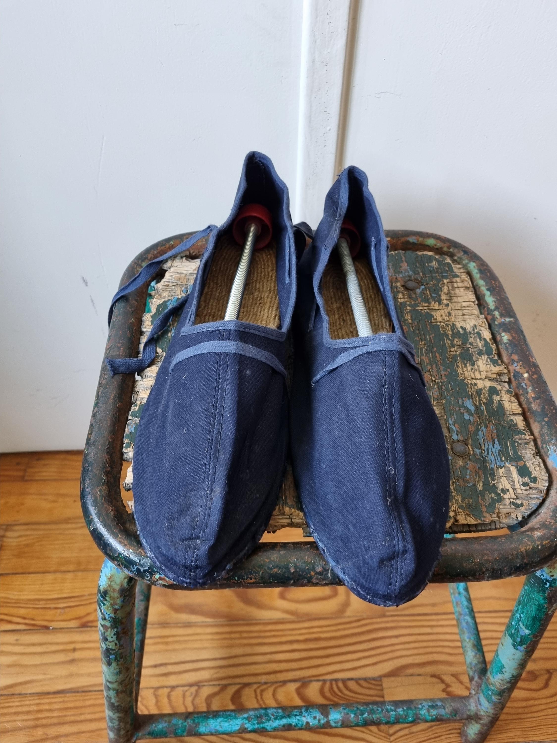 Rare paire de chaussures espadrilles pour poupée ancienne