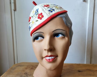 Ravissant Petit Chapeau de Feutre Brodé de Fleurs, Circa 1930s 1940s 1950s,  Folklorique Autrichien