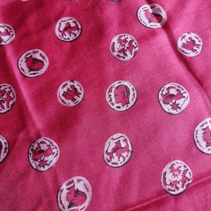 Superbe Foulard Années 1940s en Soie, Rouge Sombre, Motifs Ronds Gris Mauve et Noir, Français
