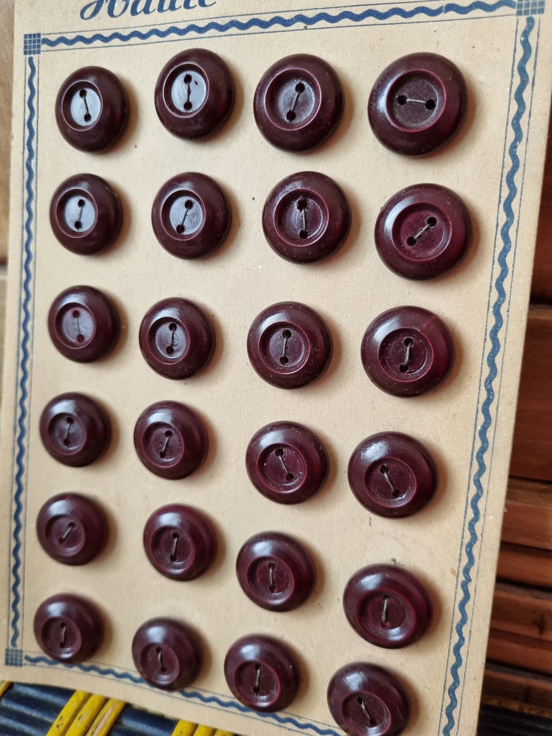 Lot De Boutons Anciens En Bois Peint - Mercerie Rétro Pour Customisation Ou Collection