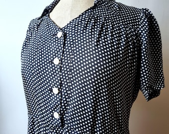 Belle Robe Chemisier Années 1940s en Viscose Satinée Noire à Pois Blancs, Vintage Français, Taille 38-40