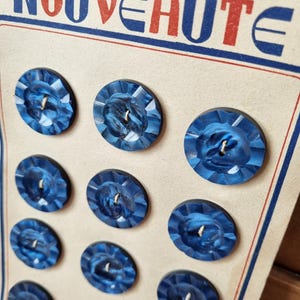 Mercerie Ancienne - Magnifiques Boutons Années 1940s en Polymère Marbré Bleu Électrique, Stock Français