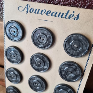 Mercerie Ancienne - Magnifiques Grands Boutons Années 1940s en Polymère Marbré Gris, sur Carte d'origine, Stock Français
