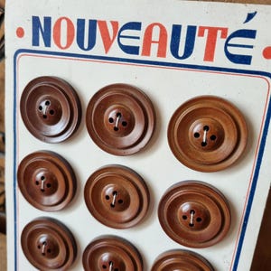 Mercerie Ancienne - Beaux Boutons Années 1940s en Bois Vernis, Marron Clair à Caramel, sur Carte d'origine, Stock Français