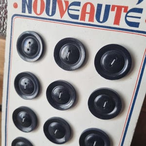 Mercerie Ancienne - Beaux Boutons Années 1940s en Bois Peint en Noir, sur Carte d'origine, Stock Français, Moyen Modèle