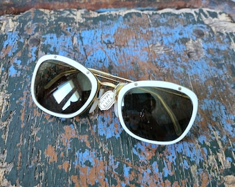 Belles Lunettes de Soleil Années 1950, Polymère Crème Jaune etNpir, Métal Doré, Stock