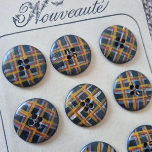Mercerie Ancienne - Superbes Boutons Années 1940s en Plastique Marron Foncé Peint à la Main d&#39;un Motif Tartan, Stock Français