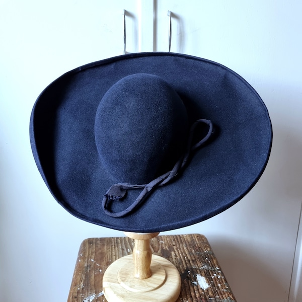 Superbe Chapeau Halo Années 1940s 1950s en Feutre et Gros Grain Bleu Marine, Frans