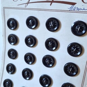 Mercerie Ancienne - Beaux Boutons Années 1940s en Polymère Noir sur Carte d'origine, Stock Français