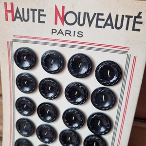 Mercerie Ancienne - Jolis Boutons Années 1940s en Polymère Noir, Stock