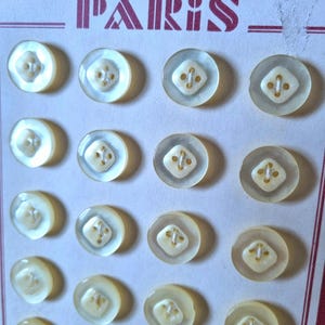 Mercerie Ancienne - Jolis Boutons Années 1950s en Polymère Crème Irisé sur Carte D'origine, Stock Français