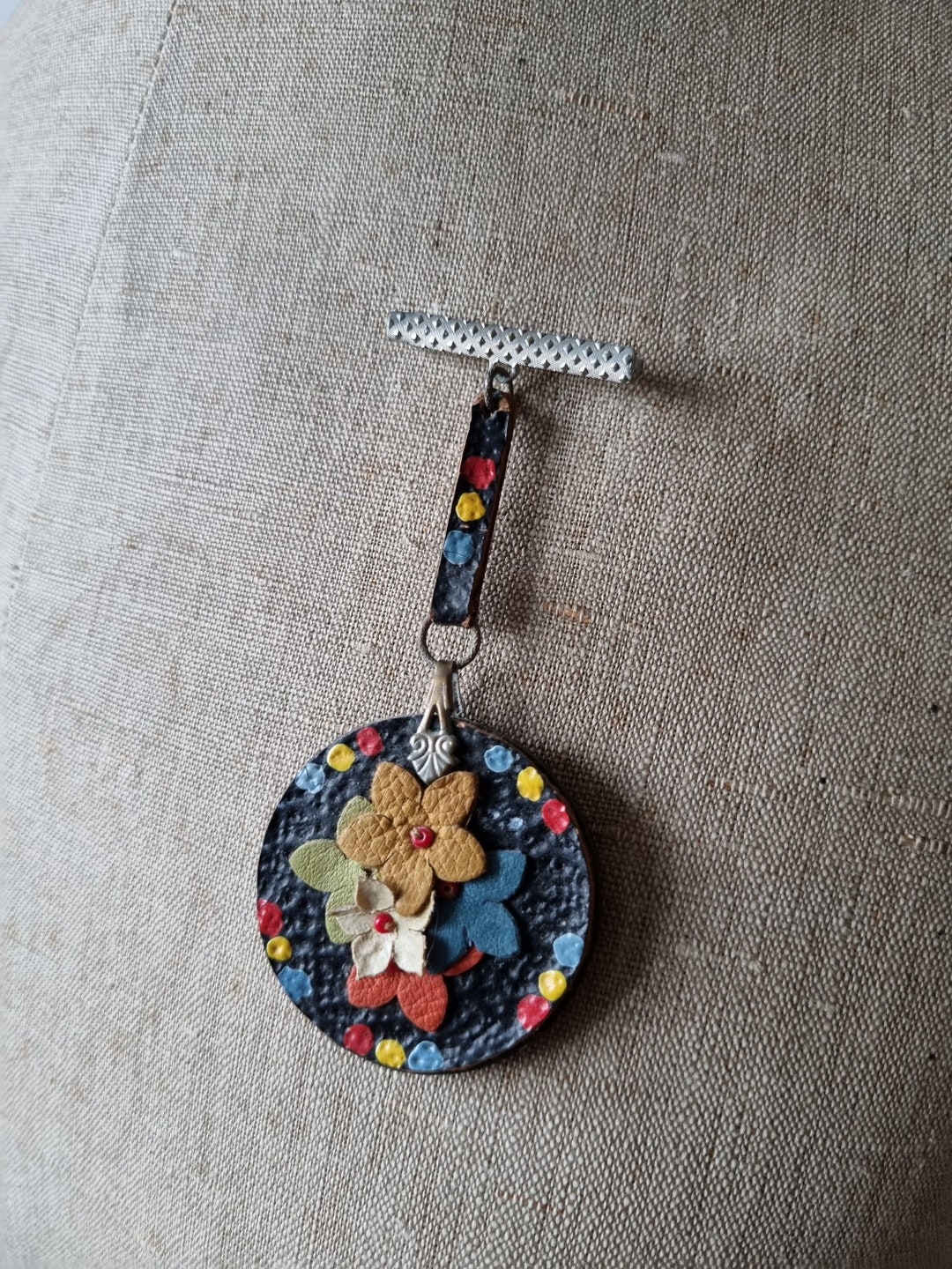 Broche Vintage – Forme écu Avec Fleur – Neuf Avec étiquette, Accessoire Rétro