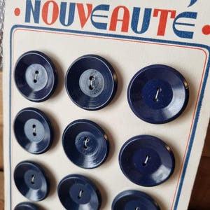 Mercerie Ancienne - Ravissants Boutons Années 1940s en Bois Peint, Bleu Foncé, Forme Soucoupe, Stock Français