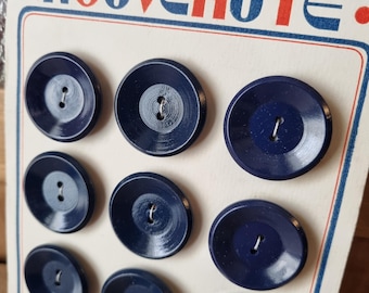 Mercerie Ancienne - Ravissants Boutons Années 1940s en Bois Peint, Bleu Foncé, Forme Soucoupe, Stock Français