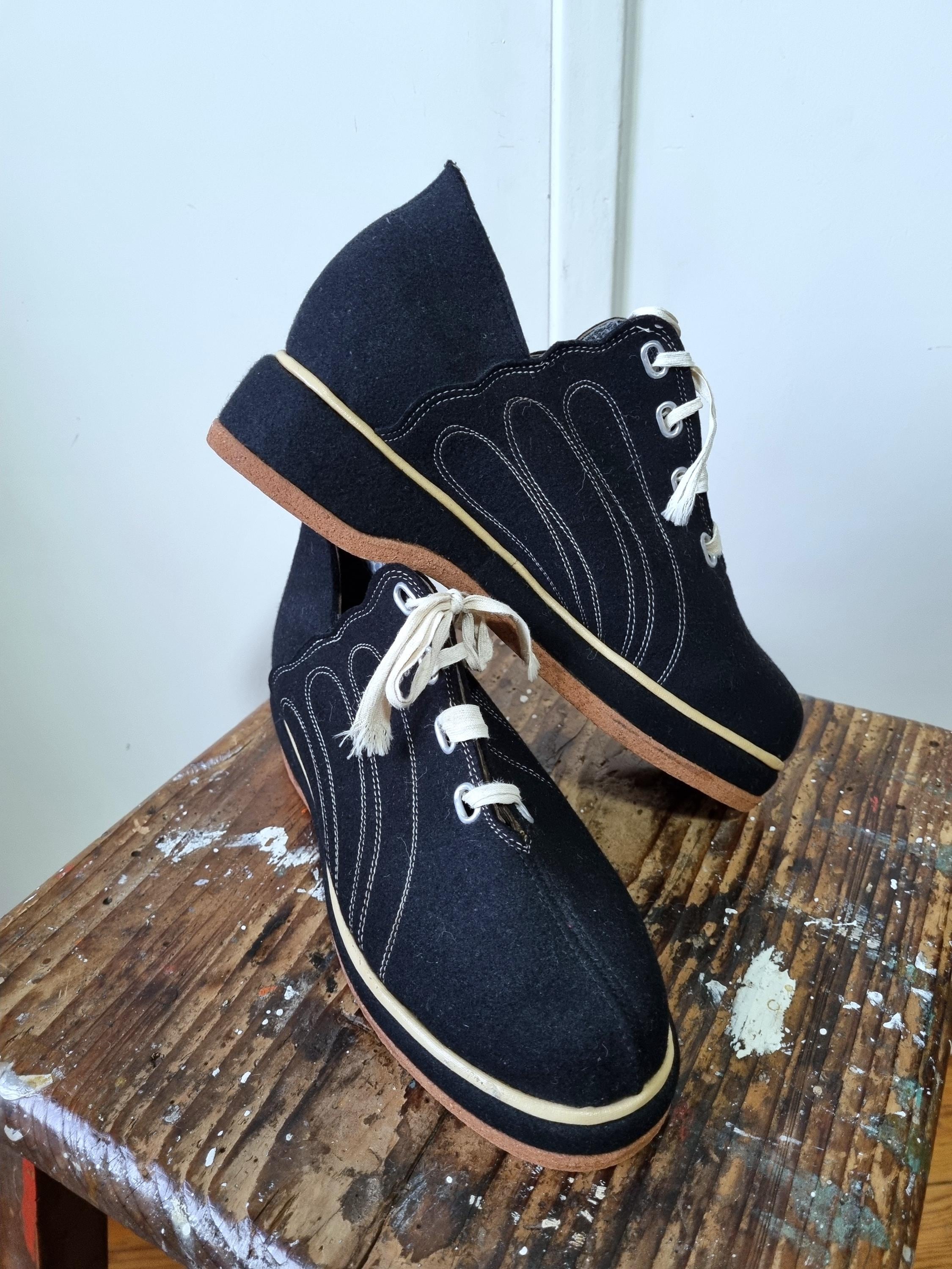 RARE - Magnifiques Bottines Hiver Années 1940s 1950s en Laine Feutrée Bleu Nuit, Surpiqûres Crème, Semelles Gomme - Pointure 38