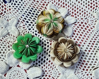 Joli LOT de Trois Broches Années 1940s en Lentejuelas, Crème, Doré, Vert