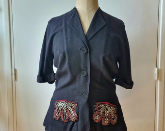 Magnifique Veste en Crêpe Noir Années 1940s, Broderies Métalliques Dorées et Rouge - Taille 40