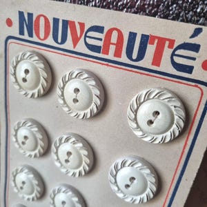 Mercerie Ancienne - Magnifiques Boutons Années 1940s en Bois Peint Couleur Crème, sur Carte d'origine, Stock Français