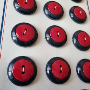 Mercerie Ancienne - Boutons Années 1940s en Bois Peint, Rouge et Noir, Stock
