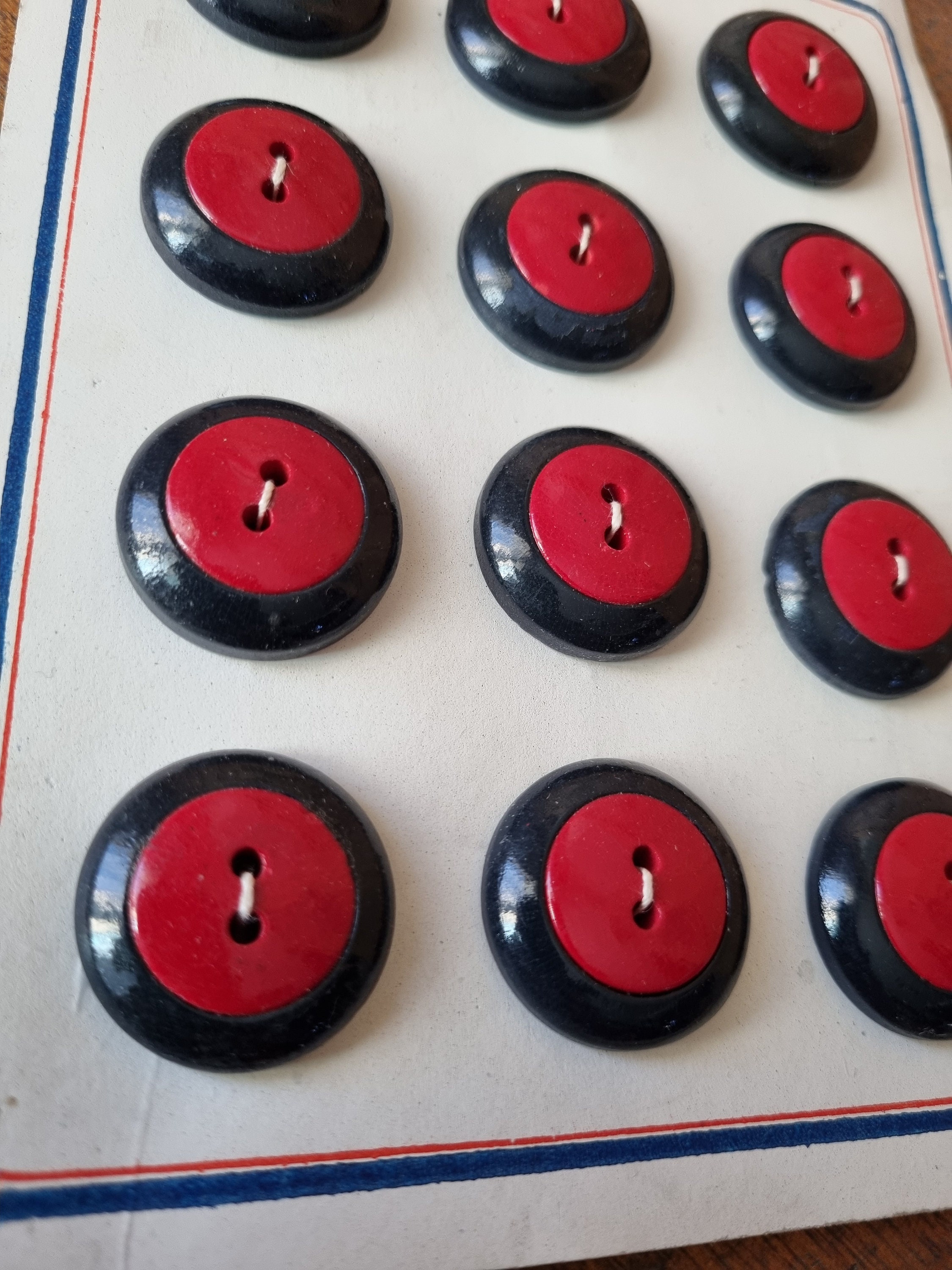 BOUTONS EN BOIS ROUGE ET CARAMEL SUR CARTE - MERCERIE ANCIENNE - OCCASION