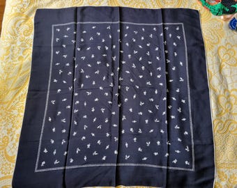 Joli Foulard Années 1940s 1950s, Motif Fleuri Crème sur Noir, Vintage Français