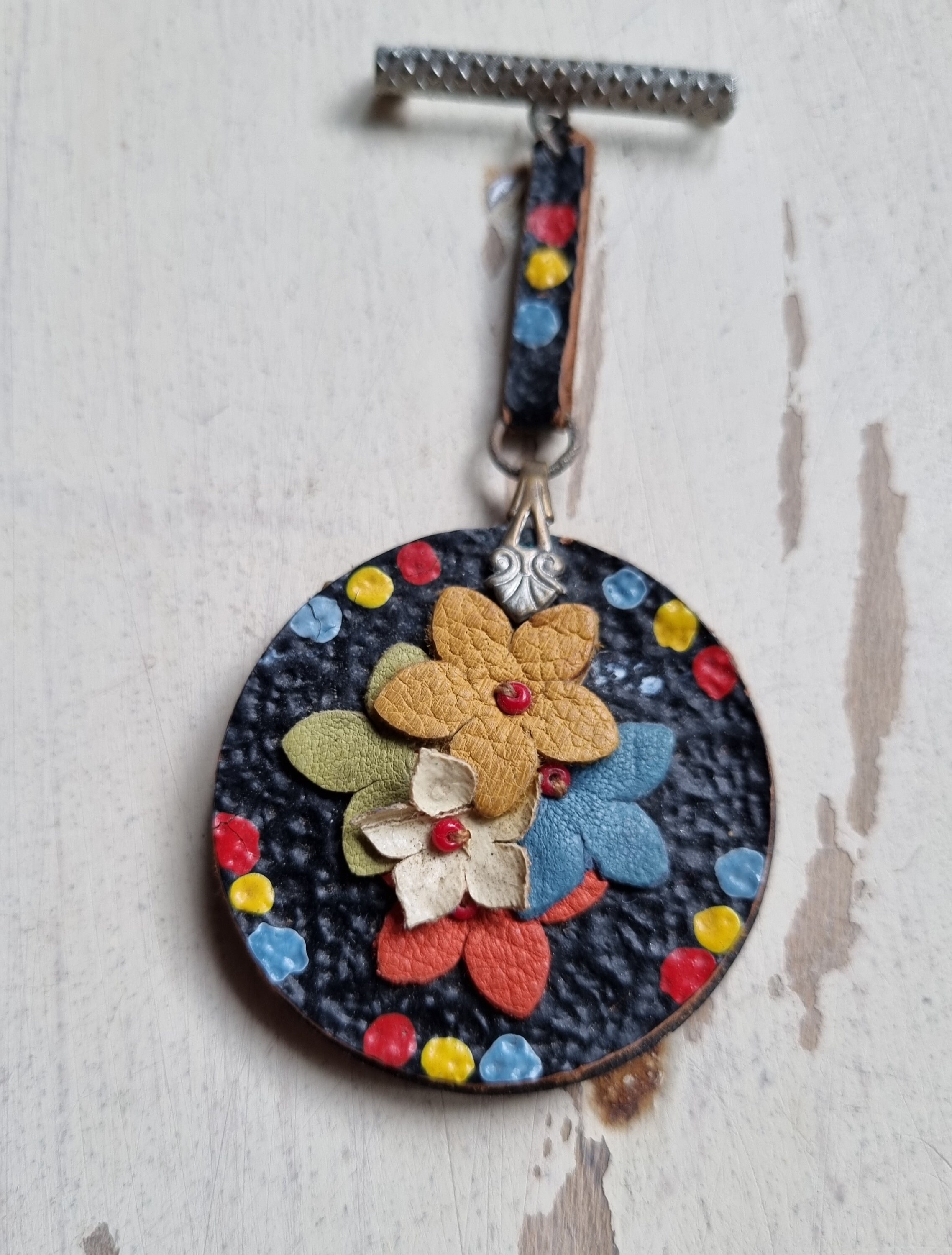 David Webb Broche vintage en forme de fleur en céramique