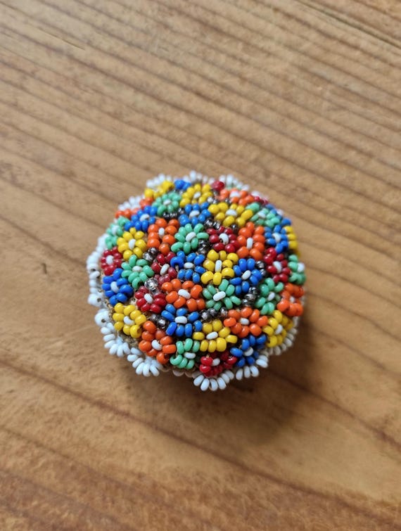 Ravissante Broche Perlée Années 1930s 1940s, Fleurettes en Perles de Rocaille Multicolores et Crème, Vintage Français