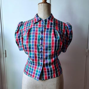 REPRO - Chemisier Modèle Années 1940s dans une Belle Rayonne Satinée à Carreaux Rouge、Blanc、Bleu et Vert - Taille L