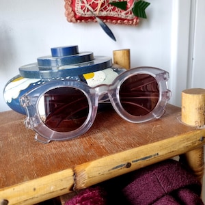 Magnifiques Lunettes de Soleil Années 1940s, Monture Translucide Bleu Gris Clair, Verres Neufs, Stock Vintage Français