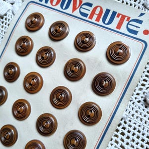 Mercerie Ancienne - Jolis Boutons Années 1940s en Bois Vernis, Petit Modèle, Stock Français
