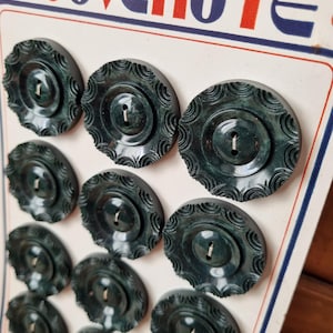 Mercerie Ancienne - Magnifiques Gros Boutons Années 1930s 1940s en Polymère Marbré Gris Anthracite à Vert Forêt Très Foncé, Stock Français