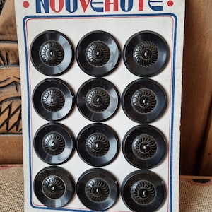 Mercerie Ancienne - Superbes Grands Boutons Années 1940s en Polymère Noir, Motif Ciselé, Stock Français