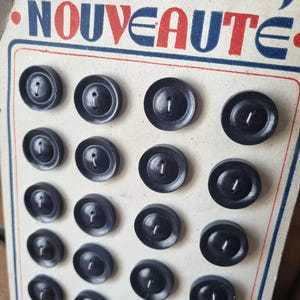 Mercerie Ancienne - Beaux Boutons Années 1940s en Bois Peint en Noir, sur Carte d'origine, Stock Français, Petit Modèle