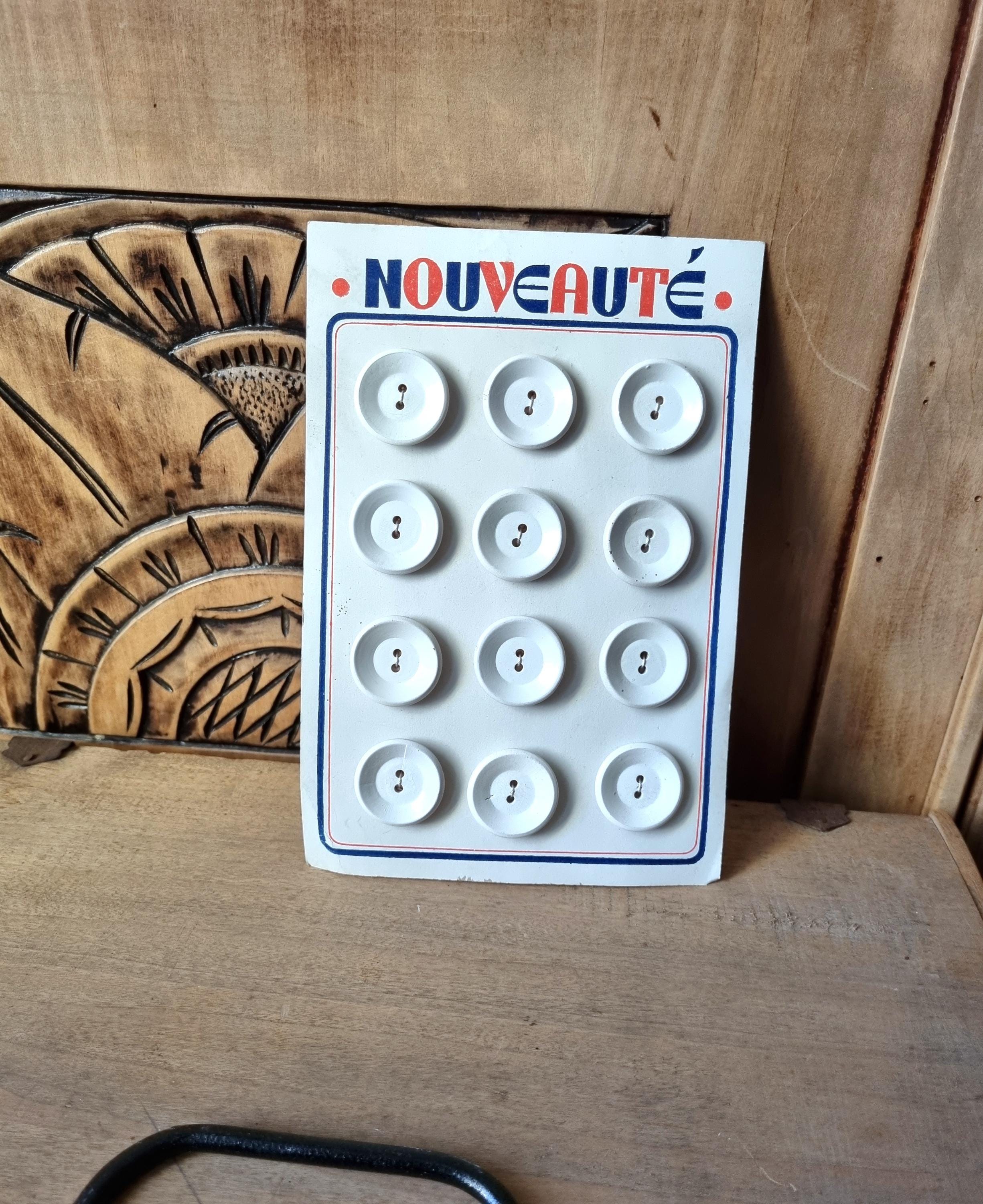Bouton Ancien En Bois - Forme De Noyau D'olive Violet - Mercerie Vintage - Occasion