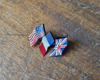 WWII - Jolie Broche Années 1940s Libération en Celluloïd Peint, Drapeaux Alliés - Stock Français - 80e Anniversaire