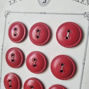 Mercerie Ancienne - Superbes Boutons Années 1940s en Cuir Rouge, sur Carte d'origine, Stock Français