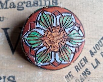 Magnifique Grande Broche Années 1940s en Bois Sculpté et Peint, Ronde, Fleur, Stock Vintage Français